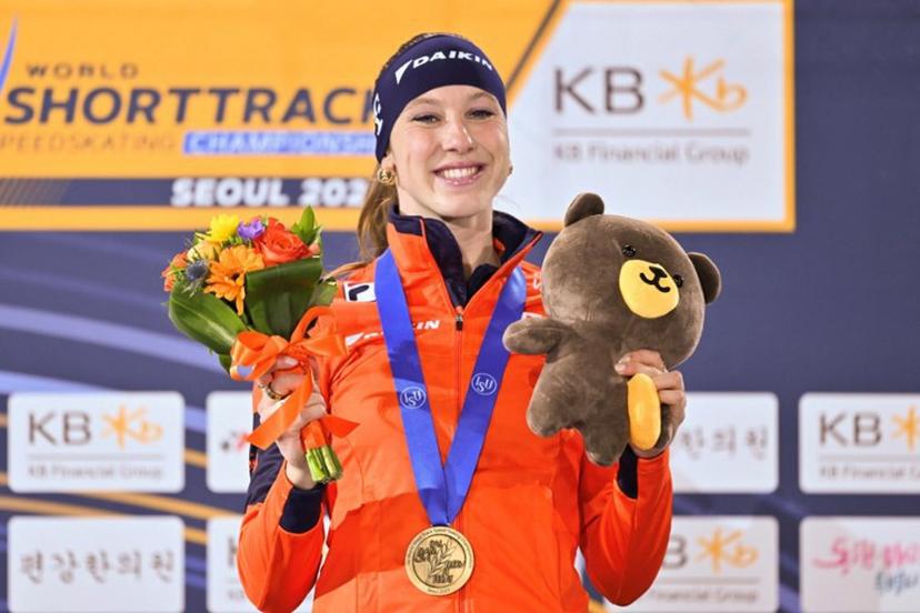 Gold medallist Suzanne Schulting of the Netherlands poses during the awards ceremony of the women's 1500m event at the ISU World Short Track Championships 2023 in Seoul on March 11, 2023.  Jung Yeon-je / AFP