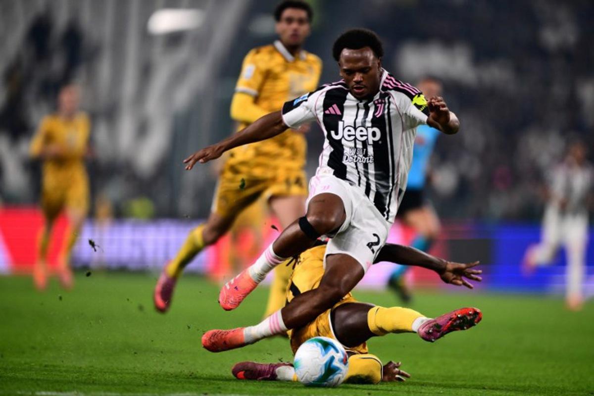 Juventus Belgium Forward #20 Loïs Openda fights for the ball with Udinese' French defender #11 Hassane Kamara during the Italian Serie A football match between Juventus and Udinese at the Allianz Stadium in Turin on October 29, 2025.  MARCO BERTORELLO / AFP