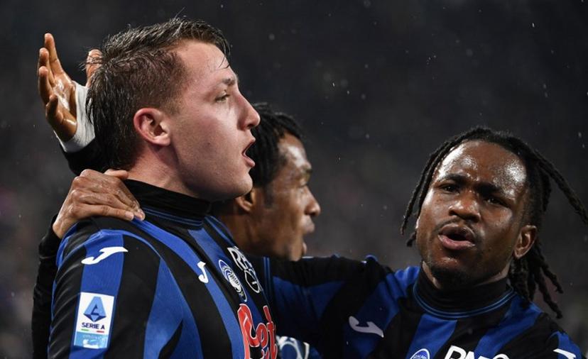 Atalanta's Italian forward #32 Mateo Retegui (L) celebrates with Atalanta's Nigerian forward #11 Ademola Lookman (R) after scoring Atalanta's first goal from the penalty spot during the Italian Serie A first division football match between Juventus and Atalanta at the Allianz stadium in Turin, northern Italy, on March 9, 2025.  Isabella BONOTTO / AFP