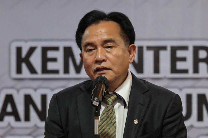 The Coordinating Minister for Law, Human Rights, Immigration, and Corrections, Yusril Ihza Mahendra, speaks to reporters after signing the repatriation document of Serge Atlaoui in Jakarta on January 24, 2025. Serge Atlaoui, a Frenchman on death row in Indonesia since 2007 for drug offences will be sent back to his home country, an Indonesian minister said on January 24.  BAY ISMOYO / AFP