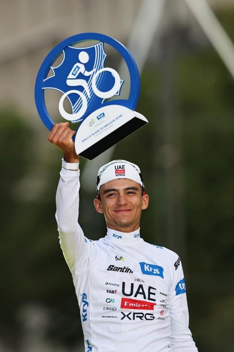 UAE Team Emirates - XRG's Mexican rider Isaac Del Toro celebrates on the podium with the best young rider's white jersey after the 21st stage of the 113th edition of the Tour de France cycling race, 88,7 km starting and finishing in Paris, on July 26, 2026.  Anne-Christine POUJOULAT / AFP