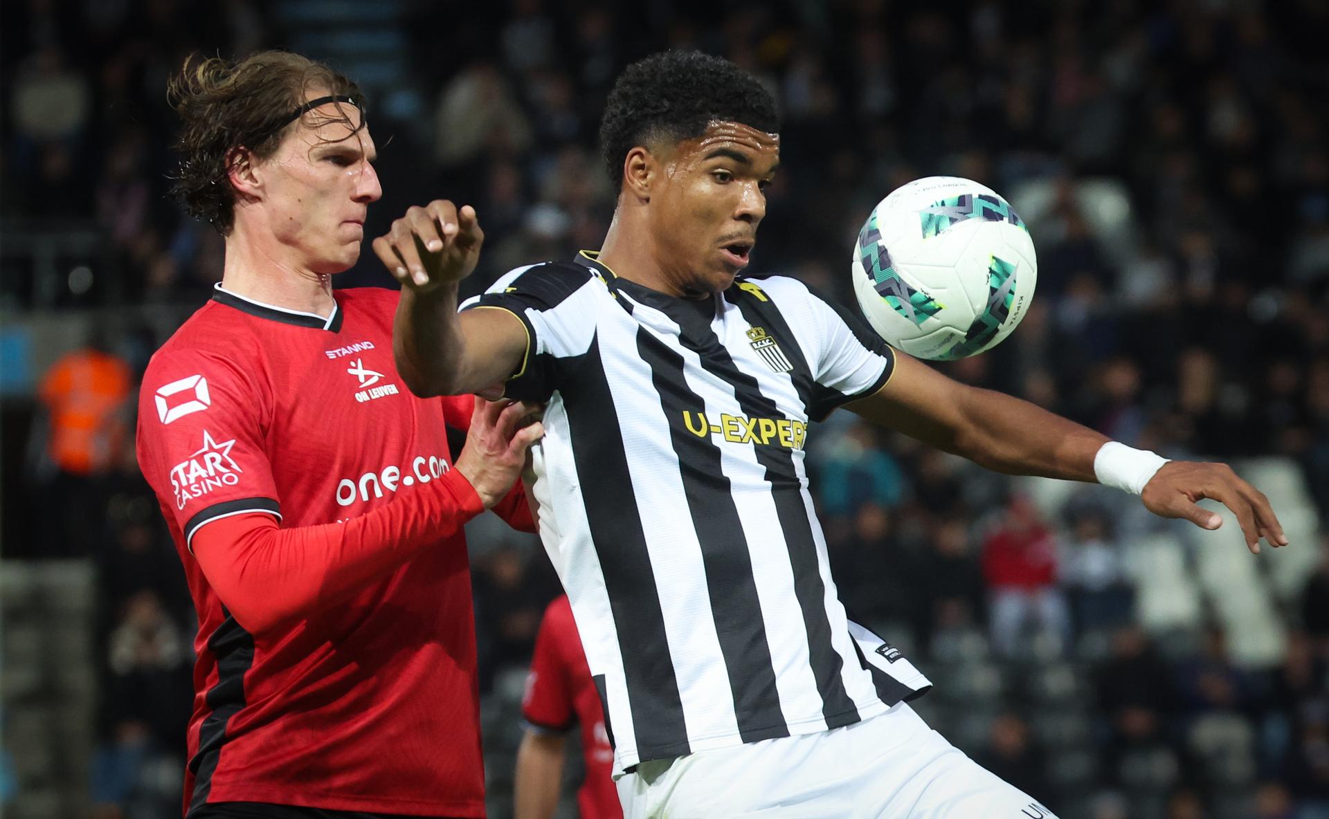 OHL's Thibault Vlietinck and Charleroi Alexandre Stanic fight for the ball during a soccer match between Sporting Charleroi and Oud-Heverlee Leuven, Saturday 24 May 2025 in Charleroi, on day 10 (out of 10) of the Europe Play-offs of the 2024-2025 'Jupiler Pro League' first division of the Belgian championship. BELGA PHOTO VIRGINIE LEFOUR