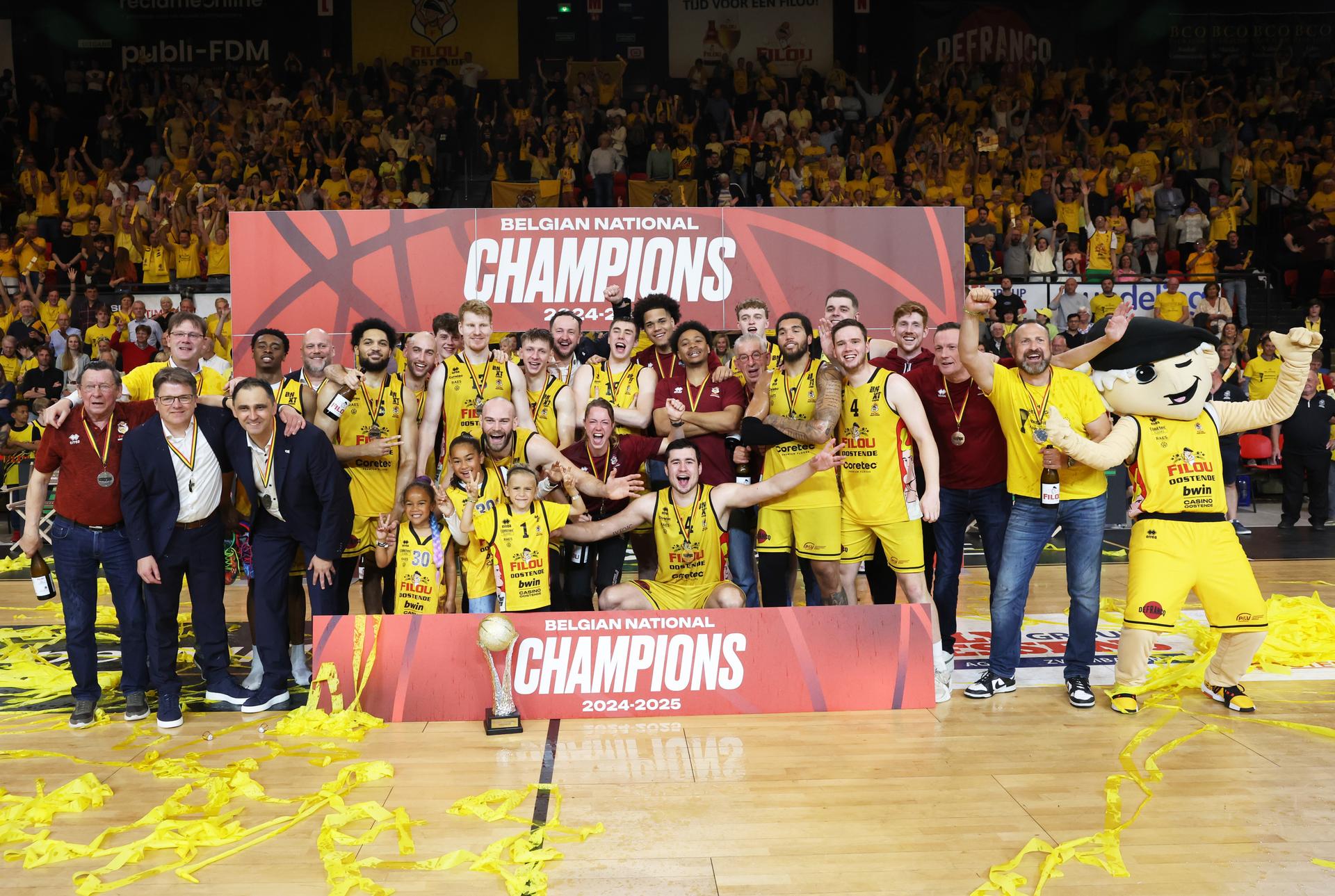 Oostende's players and staff celebrate after winning the Belgian BNXT championship, Saturday 07 June 2025 in Oostende. BC Oostende defeats Kangoeroes Mechelen 100-76 in the fourth game of the best-of-5 finals in the playoffs of the 'BNXT League' Belgian/ Dutch first division basket championship.  BELGA PHOTO KURT DESPLENTER