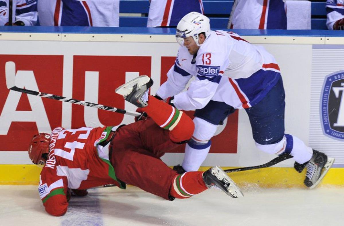 France's Luc Tardif fights with Belarus' Viktor Kostyuchyonok during their IIHF Ice Hockey World Championship group B match in Kosice city on May 3, 2011.  AFP PHOTO / JOE KLAMAR  JOE KLAMAR / AFP