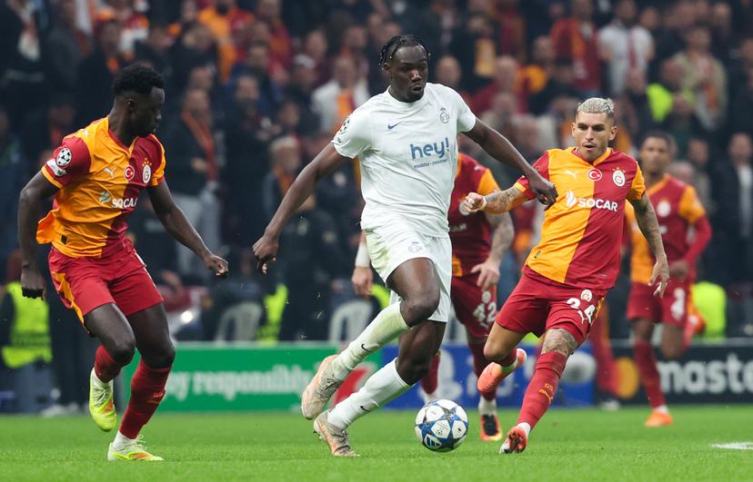 Union's Promise David and Galatasaray's Lucas Torreira fight for the ball during a soccer game between Turkish Galatasaray SK and Belgian Royale Union Saint-Gilloise on Tuesday 25 November 2025 in Istanbul, Turkey, on day 5 of the League phase of the UEFA Champions League tournament. BELGA PHOTO VIRGINIE LEFOUR