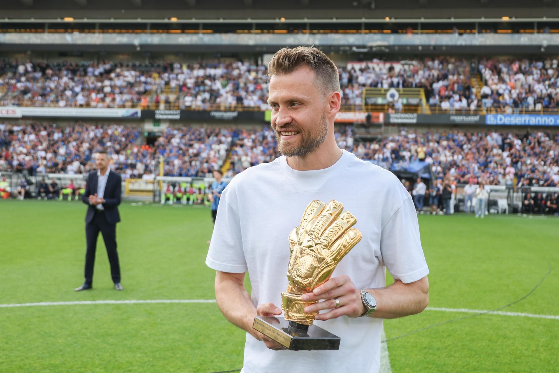 Club's goalkeeper Simon Mignolet pictured during a presentation of the Golden Shoe (Gouden Schoen - Soulier d'Or) to Vanhaken, ahead of a soccer match between Club Brugge and KAA Gent, Thursday 01 May 2025 in Brugge, on day 7 (out of 10) of the Champions' Play-offs of the 2024-2025 'Jupiler Pro League' first division of the Belgian championship. BELGA PHOTO KURT DESPLENTER