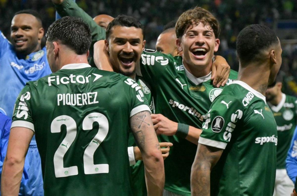 Players of Palmeiras celebrate after winning the Copa Libertadores semifinal second leg football match between Brazil's Palmeiras and Ecuador's Liga de Quito at the Allianz Parque stadium in Sao Paulo, Brazil, on October 30, 2025.  NELSON ALMEIDA / AFP