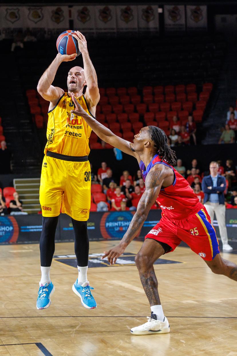 Oostende's Pierre-Antoine Gillet and Den Bosch' Jae'lyn Withers fight for the ball during a basketball match between Belgian BC Oostende and Dutch Heroes Den Bosch, Saturday 20 September 2025 in Oostende, the supercup of the 'BNXT League' Belgian/Dutch first division basket championship between the champion of Belgium and the Netherlands. BELGA PHOTO KURT DESPLENTER