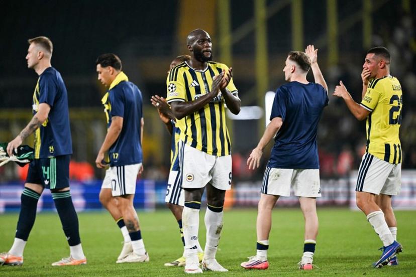 Fenerbahçe's Belgian forward #09 Romelu Lukaku (C) applauds at the end of the UEFA Champions League first round day 1 football match between Fenerbahce SK and AS Roma at the Fenerbahce Chobani stadium in Istanbul on September 10, 2026.  Ozan KOSE / AFP