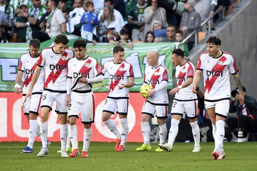Rayo Vallecano's Spanish forward #07 Isi Palazon (3R) walks with teammates after scoring an equalizing goal during the Spanish league football match between Real Betis and Rayo Vallecano de Madrid at Benito Villamarin Stadium in Seville on February 21, 2026.  CRISTINA QUICLER / AFP