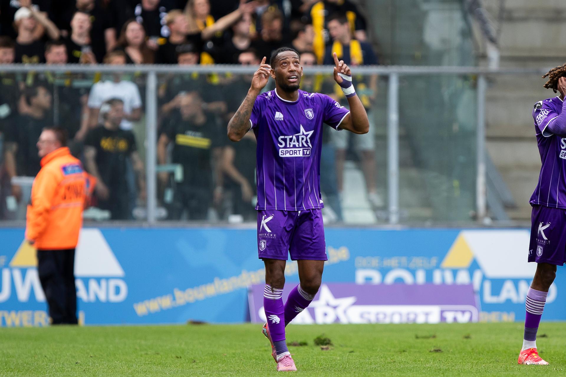 Beerschot's Raijv Van La Parra celebrates after scoring during a soccer game between Beerschot VA and Lierse SK, Saturday 30 August 2025 in Antwerp, on day 4 of the 2025-2026 'Challenger Pro League' 1B second division of the Belgian championship. BELGA PHOTO KRISTOF VAN ACCOM