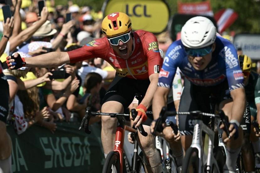Uno-X Mobility team's Norwegian rider Soren Waerenskjold cycles to the finish line to win the 11th stage ahead of Alpecin - Premier Tech team's Belgian rider Jasper Philipsen (R) during the 113th edition of the Tour de France cycling race, 161,3 km between Vichy and Nevers in central France, on July 15, 2026.  Loic VENANCE / AFP