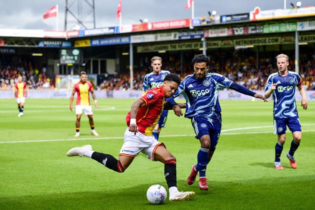 Go Ahead Eagles' Surinamese forward #18 Richonell Margaret (L) fights for the ball with Ajax's Dutch defender #05 Owen Wijndal during the Dutch Eredivisie football match between Go Ahead Eagles and AFC Ajax at De Adelaarshorst in Deventer on August 17, 2025.  Olaf Kraak / ANP / AFP