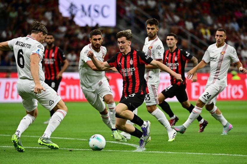 Cremonese's Italian defender #06 Federico Baschirotto (L) fights for the ball with AC Milan's Begian midfielder #56 Alexis Saelemaekers (C) during the Italian Serie A football match between AC Milan and Cremonese at San Siro stadium in Milan, on August 23, 2025.  PIERO CRUCIATTI / AFP