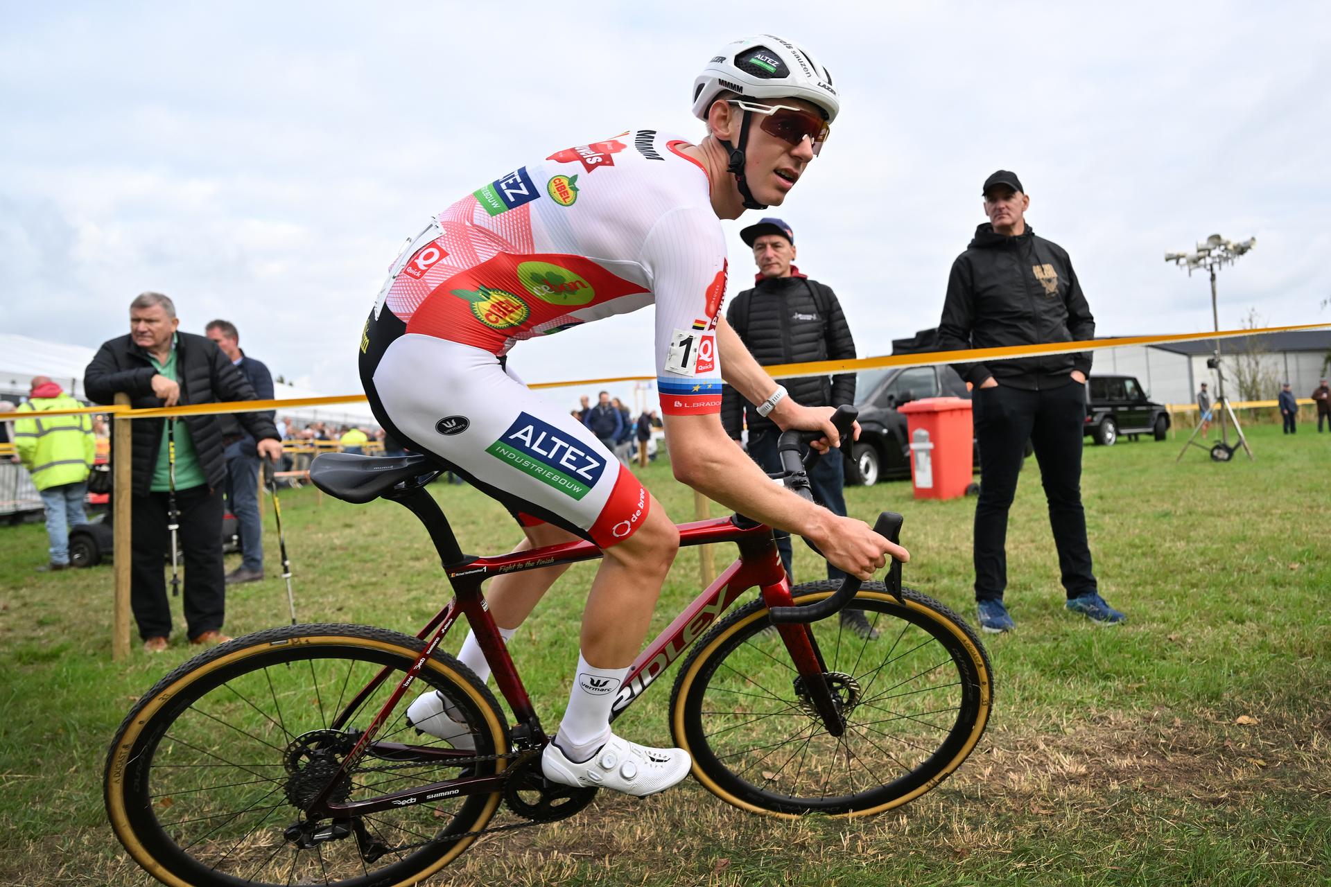 Belgian Michael Vanthourenhout pictured in action during the men's elite race of the 'Kermiscross' cyclocross cycling event in Ardooie, Thursday 16 October 2025. BELGA PHOTO LUC CLAESSEN
