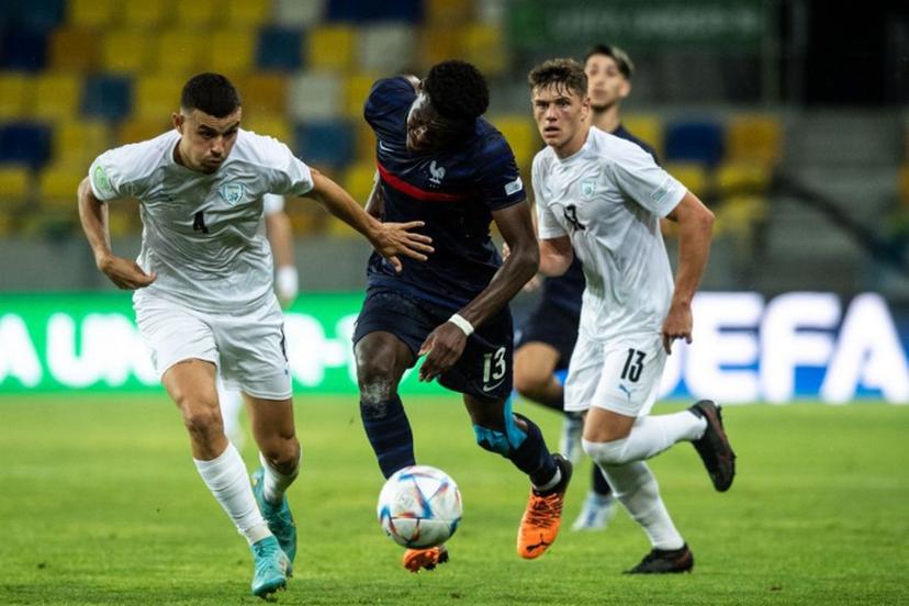 (L-R) Israel's defender Stav Lemkin, France's Ange-Yoan Bonny and Israel's defender Ilay Feingold vie for the ball during the UEFA Under-19 European Championship semi-final football match between France and Israel at the DAC Arena in Dunajska Streda, Slovakia on June 28, 2022.   VLADIMIR SIMICEK / AFP