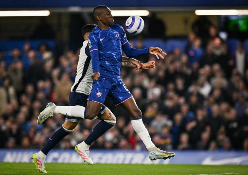 Chelsea's Senegalese striker #15 Nicolas Jackson (C) fights for the ball with Tottenham Hotspur's Argentinian defender #17 Cristian Romero (rear L) as he takes a chance on the goal during the English Premier League football match between Chelsea and Tottenham Hotspur at Stamford Bridge in London on April 3, 2025.  Glyn KIRK / AFP