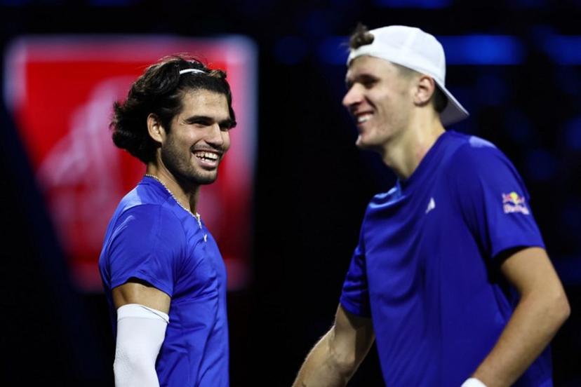 Spain's Carlos Alcaraz (L) and Czech Republic's Jakub Mensik (R) for Team Europe react while playing against Kazakhstan's Alexander Bublik and USA's Taylor Fritz for Team World during their 2026 Laver Cup men's doubles tennis match, at the O2 Arena in London on September 25, 2026.  Henry Nicholls / AFP