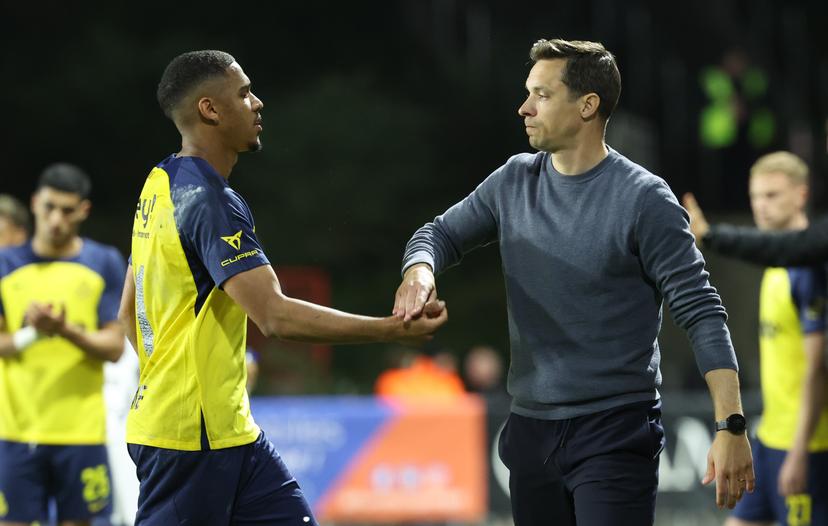 Union's Guilherme Smith and Union's head coach David Hubert shake hands during a soccer match between Royale Union Saint-Gilloise and Sint-Truiden VV, Saturday 04 April 2026 in Brussels, on the first day of the Champion's Play-offs (PO1) of the 2025-2026 'Jupiler Pro League' first division of the Belgian championship. BELGA PHOTO VIRGINIE LEFOUR