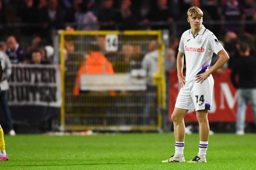 Anderlecht's Nathan De Cat looks dejected after losing a soccer match between Royale Union Saint-Gilloise and RSC Anderlecht, Sunday 31 August 2025 in Brussels, on day 6 of the 2025-2026 'Jupiler Pro League' first division of the Belgian championship. BELGA PHOTO JILL DELSAUX
