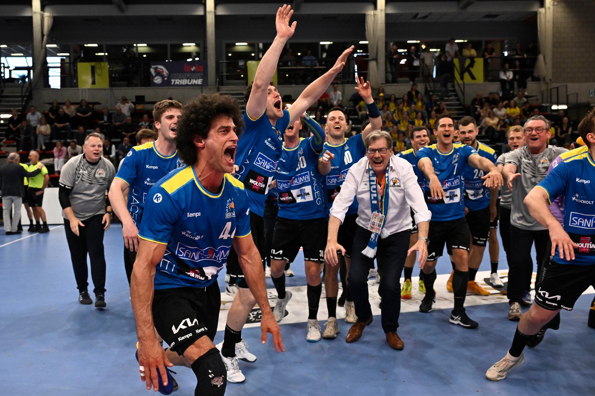 Hubo Hasselt's players celebrate after winning a handball game between Hubo handbal Hasselt and Achilles Bocholt, Saturday 19 April 2025, in Hasselt, the men's final of the Belgian handball cup. BELGA PHOTO JOHAN EYCKENS