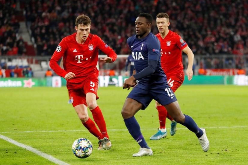Tottenham Hotspur's Kenyan midfielder Victor Wanyama (C) and Bayern Munich's French defender Benjamin Pavard vie for the ball during the UEFA Champions League Group B football match between Bayern Munich and Tottenham FC on December 11, 2019 in Munich, Germany.   Odd ANDERSEN / AFP