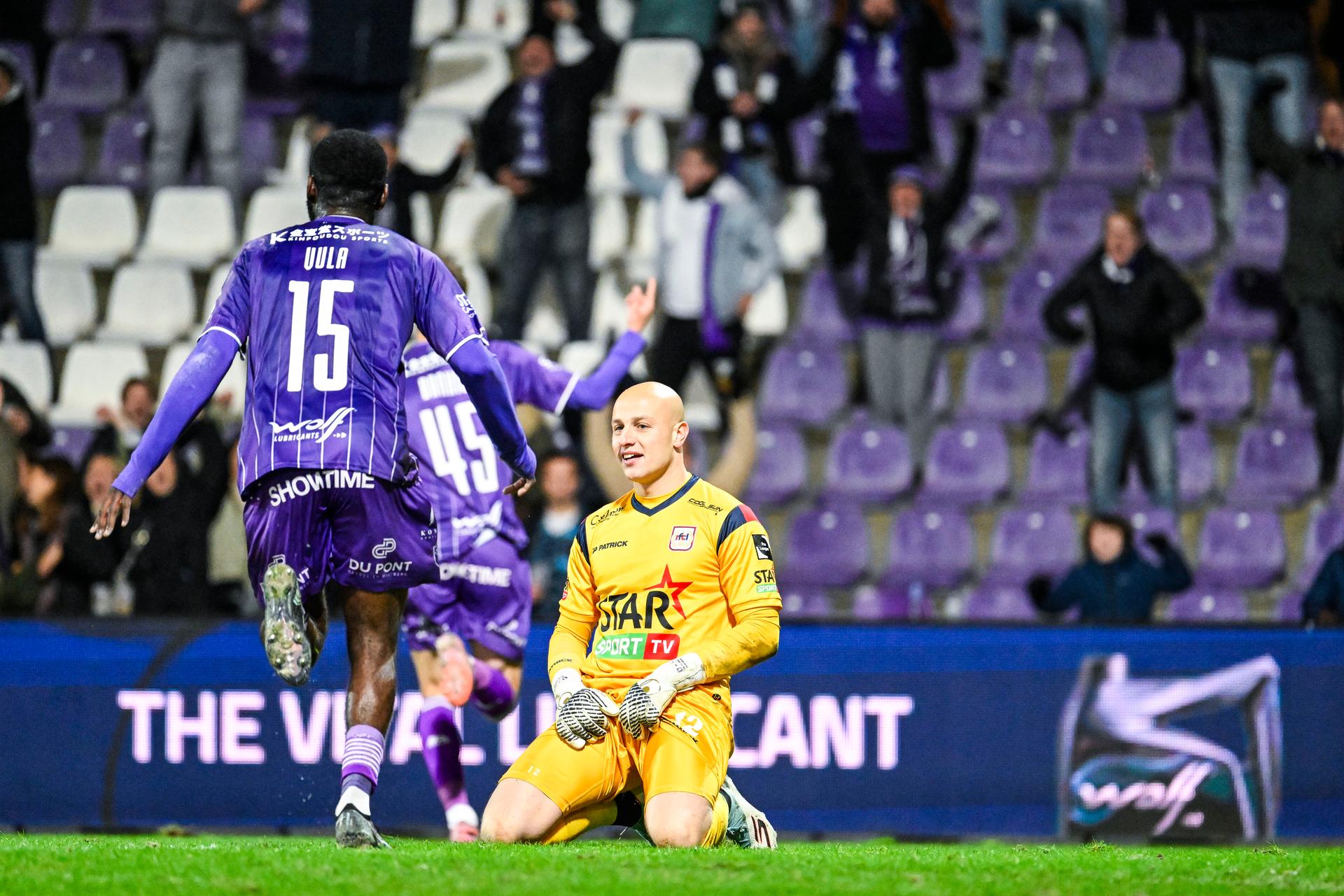Liege's goalkeeper Jordi Belin looks dejected during a soccer game between Beerschot VA and RFC Liege, Friday 28 November 2025 in Antwerp, on day 15 of the 2025-2026 'Challenger Pro League' 1B second division of the Belgian championship. BELGA PHOTO TOM GOYVAERTS