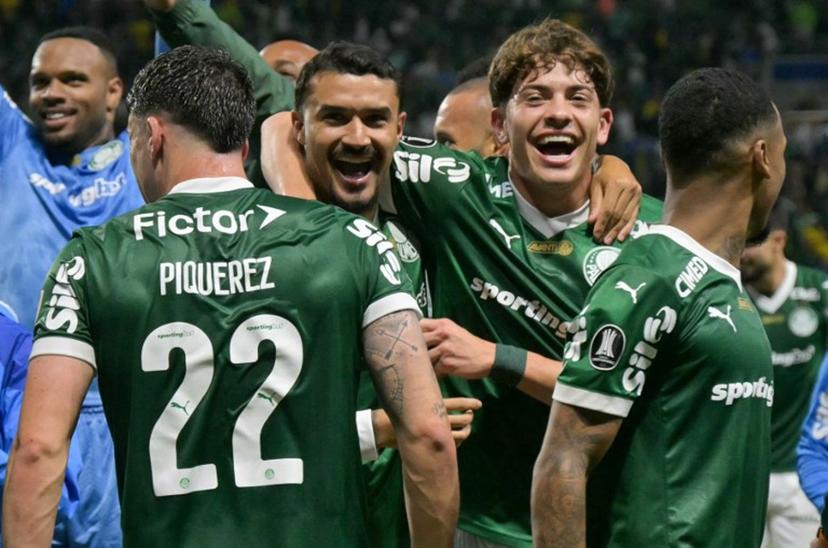 Players of Palmeiras celebrate after winning the Copa Libertadores semifinal second leg football match between Brazil's Palmeiras and Ecuador's Liga de Quito at the Allianz Parque stadium in Sao Paulo, Brazil, on October 30, 2025.  NELSON ALMEIDA / AFP