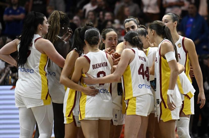 Players gather together during the 2026 FIBA Women's Basketball World Cup semi-final match between Spain and the United States in Berlin on September 12, 2026.  Tobias SCHWARZ / AFP