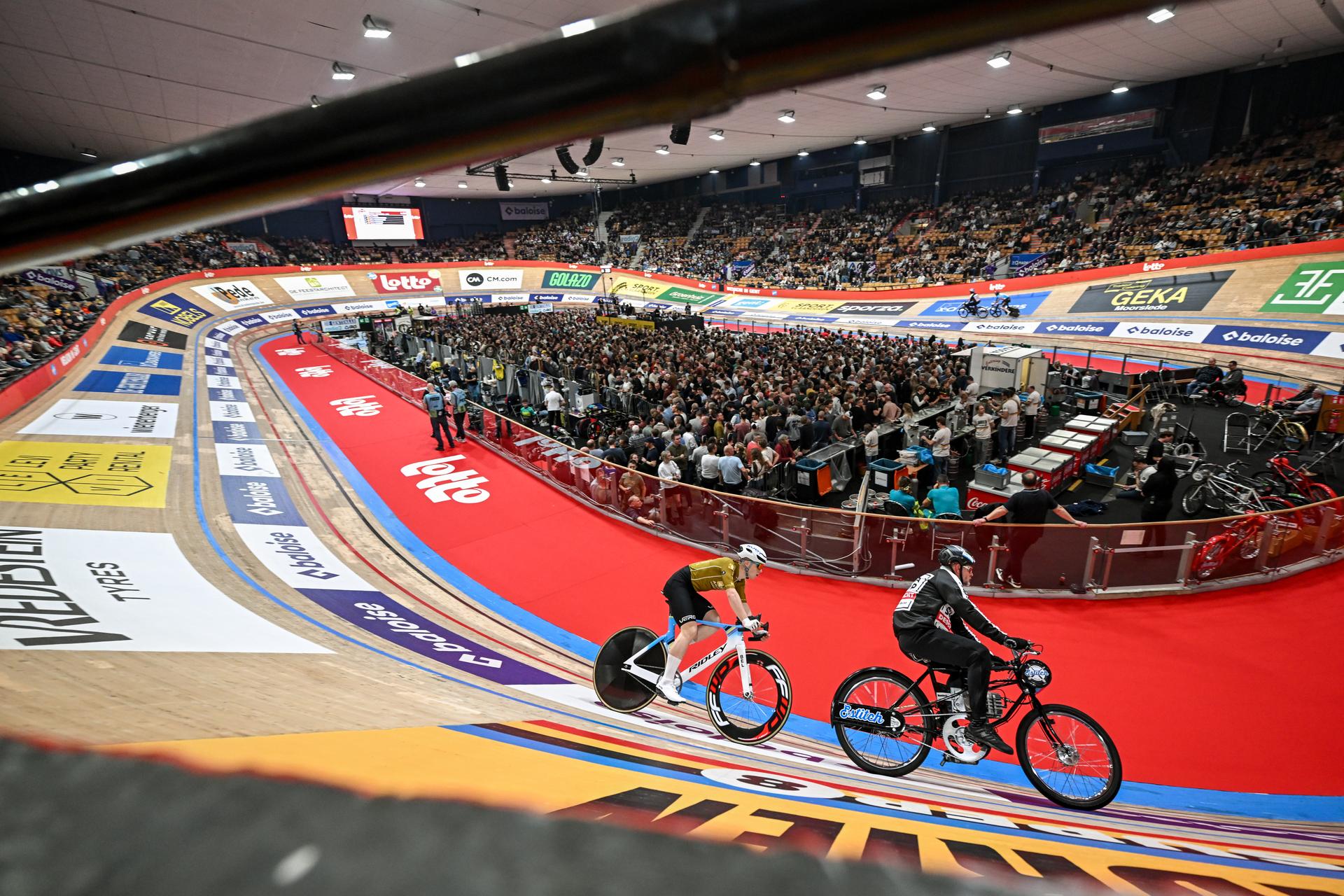 Belgian Nolan Huysmans pictured in action during the first day of the Zesdaagse Vlaanderen-Gent six-day indoor track cycling event at the indoor cycling arena 't Kuipke, Tuesday 18 November 2025, in Gent. BELGA PHOTO DAVID PINTENS
