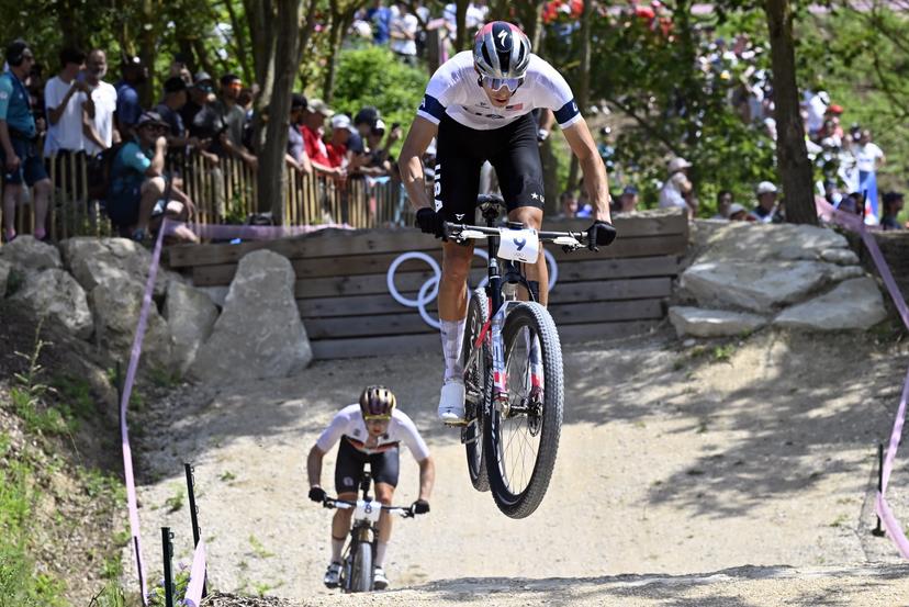 American Christopher Blevins pictured in action during the men's cross-country mountain bike cycling race at the Paris 2024 Olympic Games, at the Colline d'Elancourt climb near Paris, France on Monday 29 July 2024. The Games of the XXXIII Olympiad are taking place in Paris from 26 July to 11 August. The Belgian delegation counts 165 athletes competing in 21 sports. BELGA PHOTO DIRK WAEM