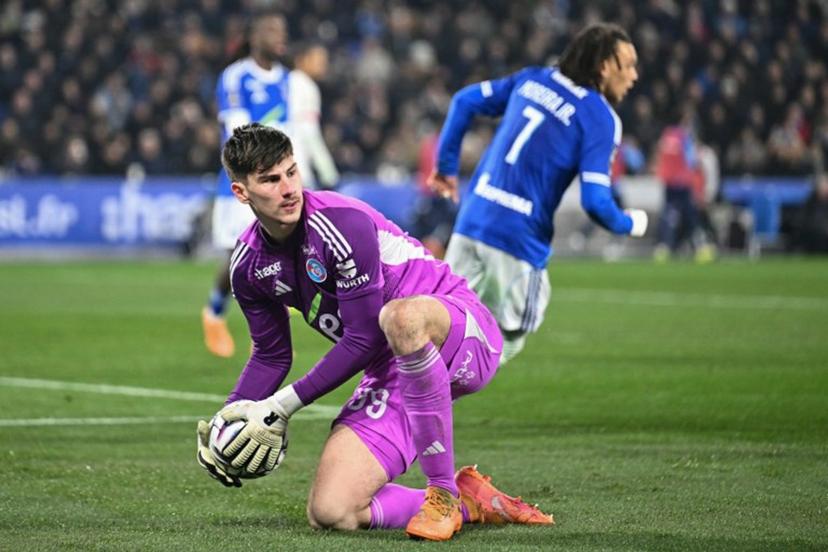 Strasbourg's Belgian goalkeeper Mike Penders holds the ball during the French L1 football match between RC Strasbourg Alsace and Paris Saint-Germain (PSG) at the Stade de la Meinau in Strasbourg, eastern France, on February 1, 2026.   SEBASTIEN BOZON / AFP