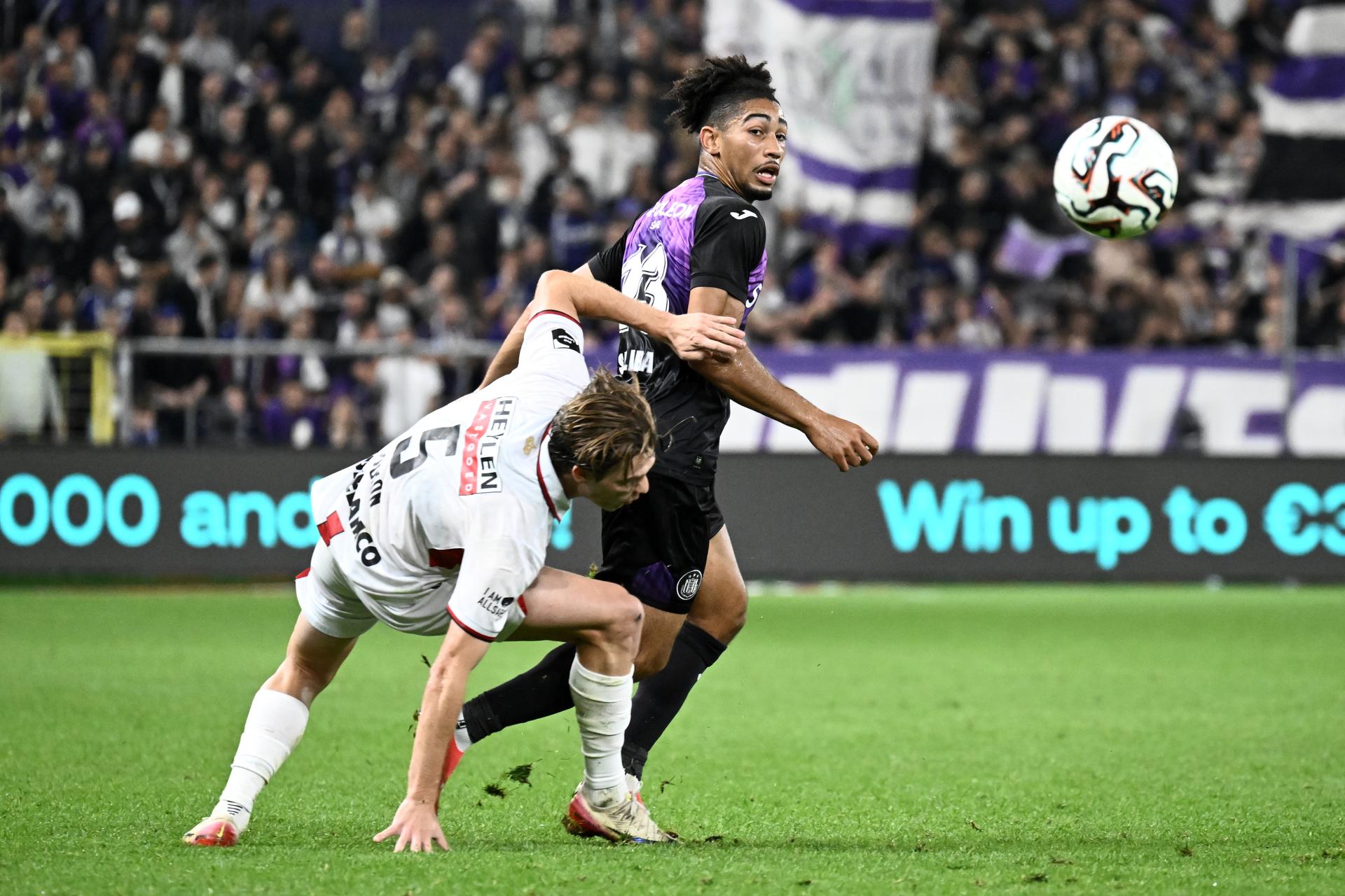 Antwerp's Daam Foulon and Anderlecht's Nathan Saliba fight for the ball during a soccer match between RSC Anderlecht and Royal Antwerp FC, Saturday 20 September 2025 in Anderlecht, on day 8 of the 2025-2026 'Jupiler Pro League' first division of the Belgian championship. BELGA PHOTO MAARTEN STRAETEMANS