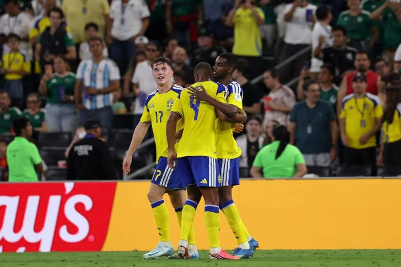 Sweden's forward #09 Alexander Isak celebrates with teammates scoring his team's second goal during the 2026 World Cup Group F football match between Sweden and Tunisia at the Monterrey Stadium in Guadalupe on June 14, 2026.   Julio Cesar AGUILAR / AFP