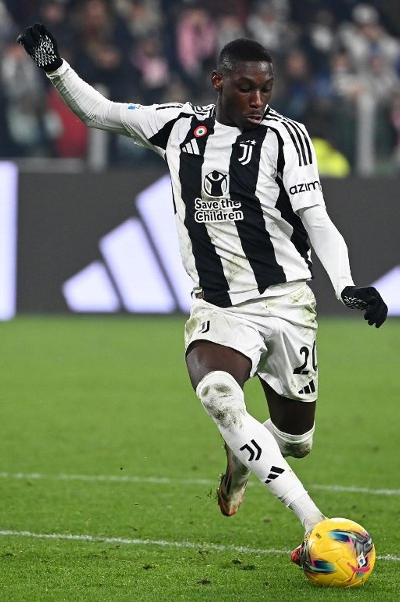 Juventus' French forward #20 Kolo Muani controls the ball during the Italian Serie A football match between Juventus and Inter Milan at the Juventus Stadium in Turin on February 16, 2025.  Isabella BONOTTO / AFP