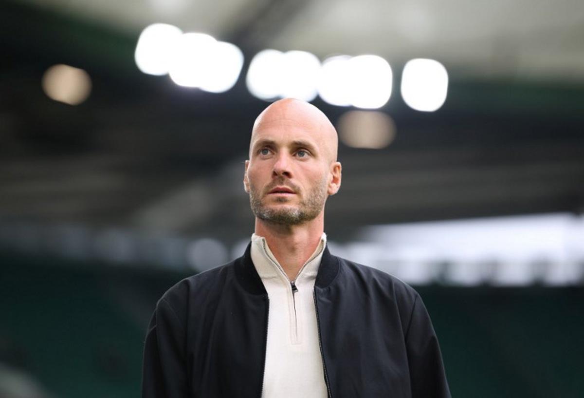 Wolfsburg's Dutch head coach Paul Simonis is pictured prior to the German first division Bundesliga football match between VfL Wolfsburg and RB Leipzig in Wolfsburg, northern Germany on September 27, 2025.  Ronny HARTMANN / AFP