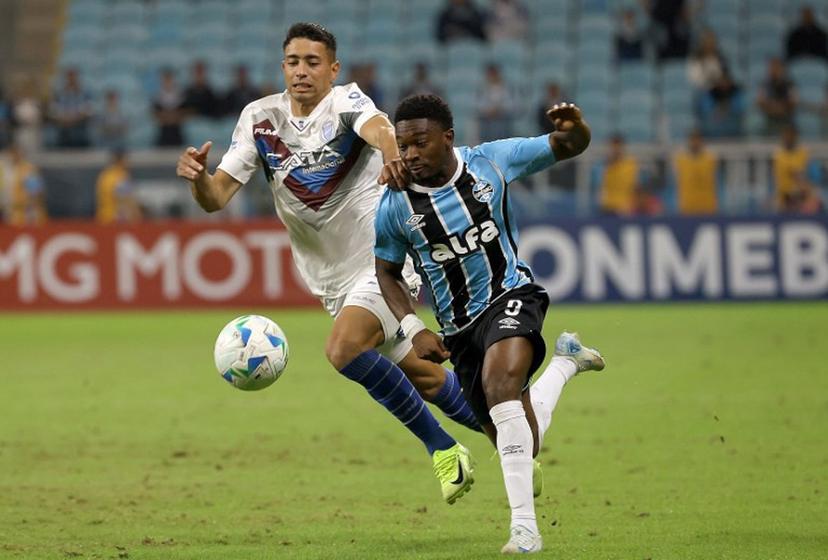 Godoy Cruz's forward #41 Facundo Altamira (L) and Gremio's Belgian midfielder #09 Francis Amuzu fight for the ball during the Copa Sudamericana group stage football match between Brazil's Gremio and Argentina's Godoy Cruz, at the Arena do Gremio stadium in Porto Alegre, state of Rio Grande do Sul, Brazil, on May 13, 2025.  SILVIO AVILA / AFP