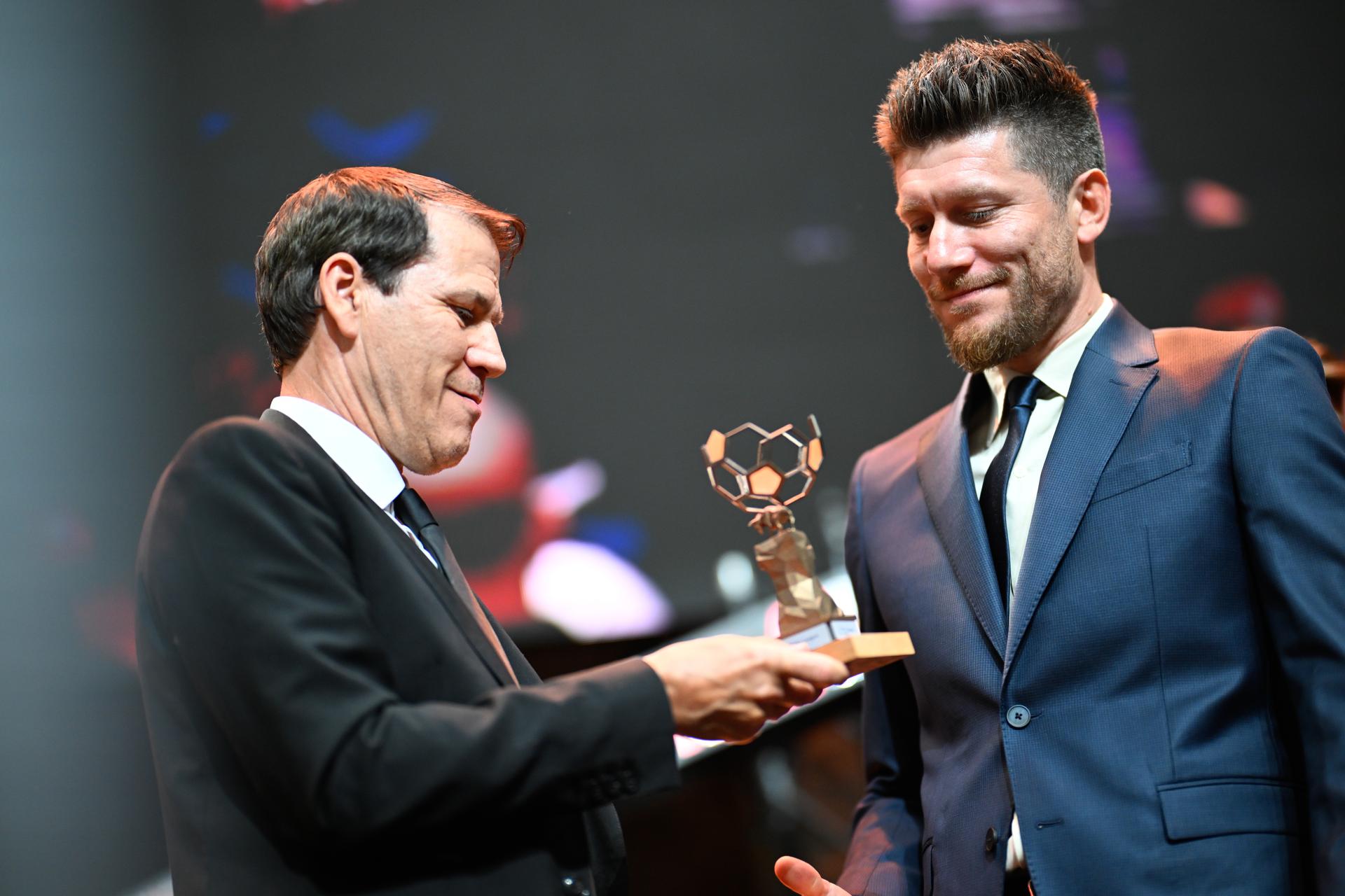 Belgium's head coach Rudi Garcia, Union's head coach Sebastien Pocognoli, with the best pro league coach trophy and pictured during the Pro League Awards 2025, for the best players in the 1st and 2nd divisions of the 2024_2025 Belgian soccer championships, Monday 26 May 2025 in Antwerp. BELGA PHOTO JASPER JACOBS