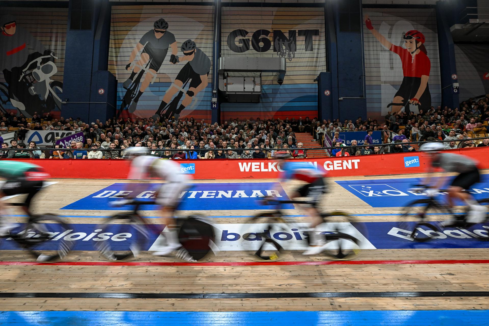 The pack of riders pictured in action during the first day of the Zesdaagse Vlaanderen-Gent six-day indoor track cycling event at the indoor cycling arena 't Kuipke, Tuesday 18 November 2025, in Gent. BELGA PHOTO DAVID PINTENS