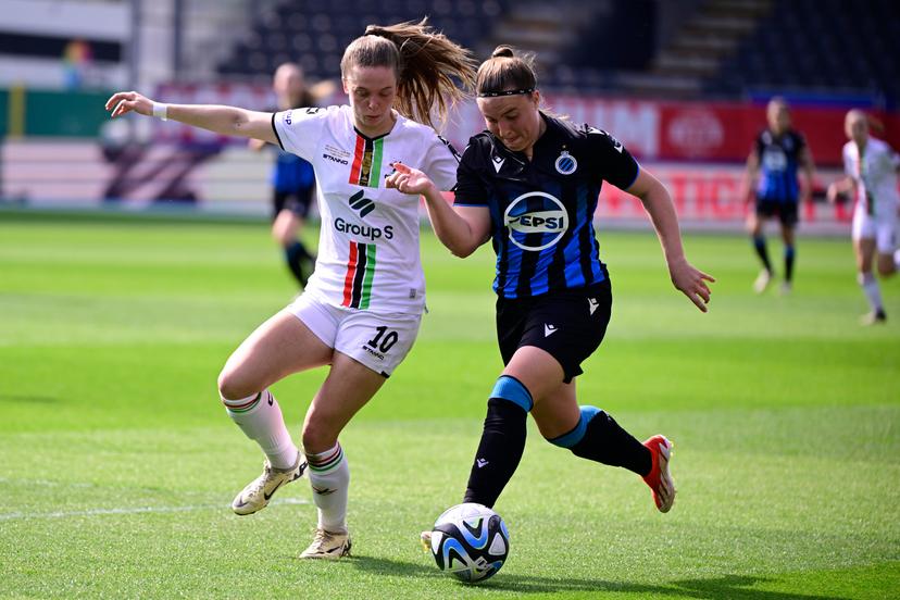 OHL Women's Valesca Ampoorter and YLA's Davinia Vanmechelen fight for the ball during the match between Club YLA and OHL women, the final of the Belgian Cup, in Heverlee, Wednesday 01 May 2024. BELGA PHOTO LAURIE DIEFFEMBACQ