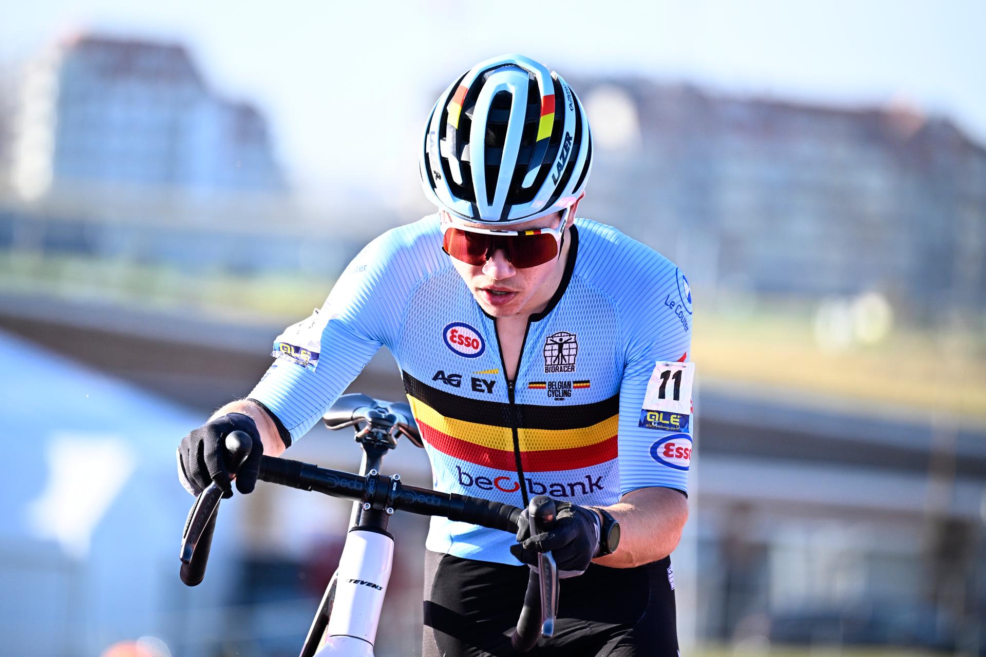 Belgian Jari Van Lee pictured in action during the junior men race at the UEC Cyclocross European Championships, Sunday 09 November 2025, in Middelkerke. BELGA PHOTO JASPER JACOBS