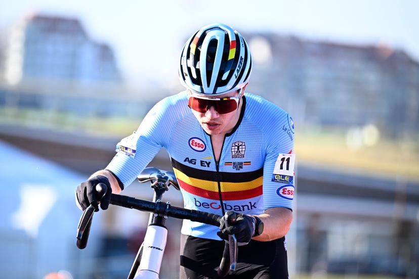Belgian Jari Van Lee pictured in action during the junior men race at the UEC Cyclocross European Championships, Sunday 09 November 2025, in Middelkerke. BELGA PHOTO JASPER JACOBS