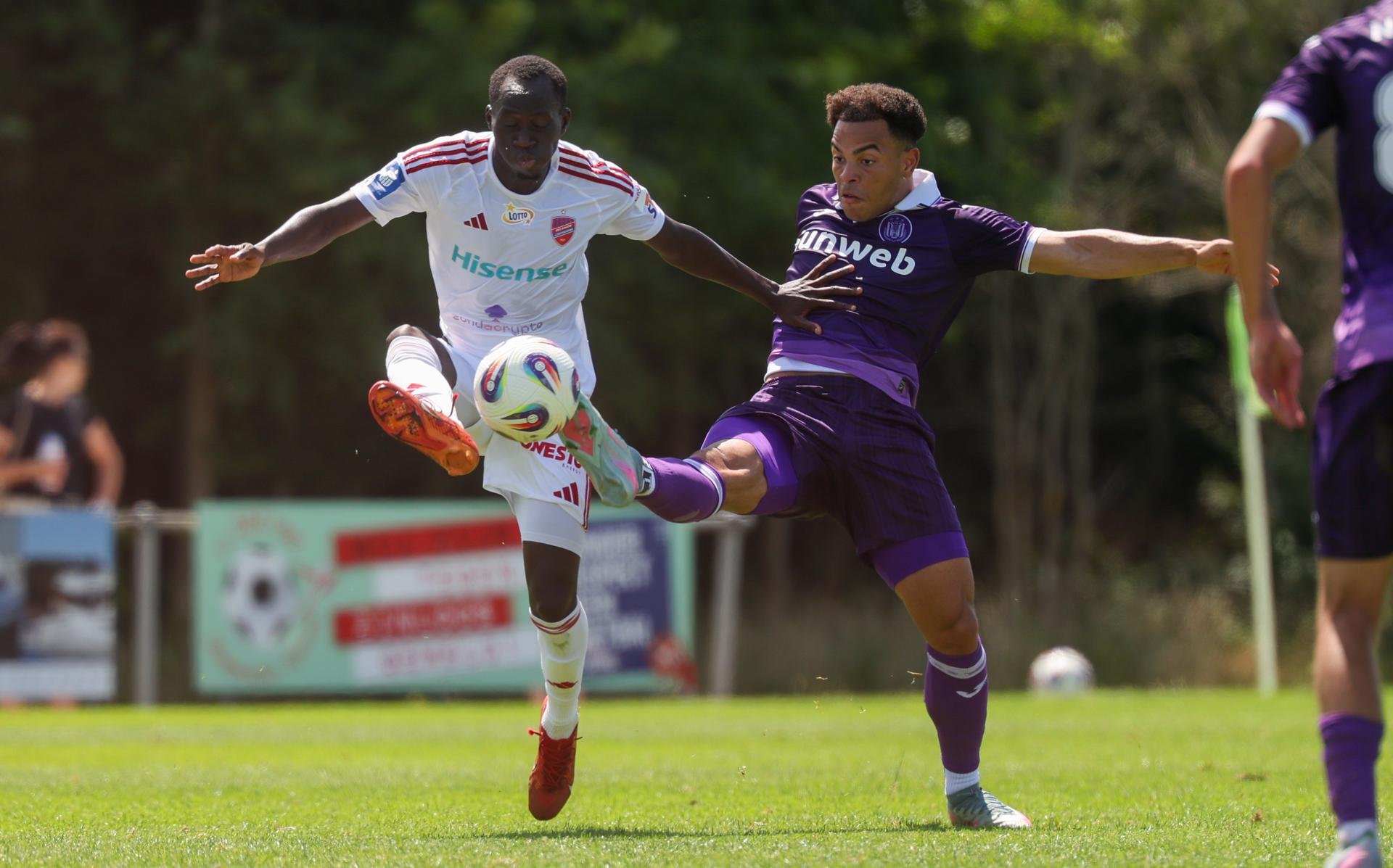 Anderlecht's Mario Stroeykens fights for the ball during a friendly soccer game between Belgian soccer team RSC Anderlecht and Rakow Częstochowa, during their summer camp in Renesse, the Netherlands on Saturday 12 July 2025. The team is preparing for the upcoming 2025-2026 first division season. BELGA PHOTO VIRGINIE LEFOUR