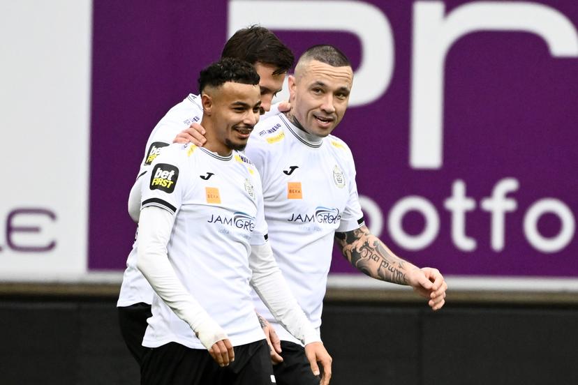 Lokeren's Anisse Brrou celebrates with 44 Lokeren's Radja Nainggolan after scoring the 1-2 goal during a soccer game between Jong KAA Gent and KSC Lokeren, Sunday 07 December 2025 in Gent, on day 16 of the 2025-2026 'Challenger Pro League' 1B second division of the Belgian championship. BELGA PHOTO MAARTEN STRAETEMANS