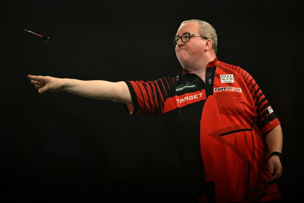 England's Stephen Bunting plays against England's Luke Littler during their PDC World Darts Championship semi-final at Alexandra Palace in London on January 2, 2025.  Ben STANSALL / AFP