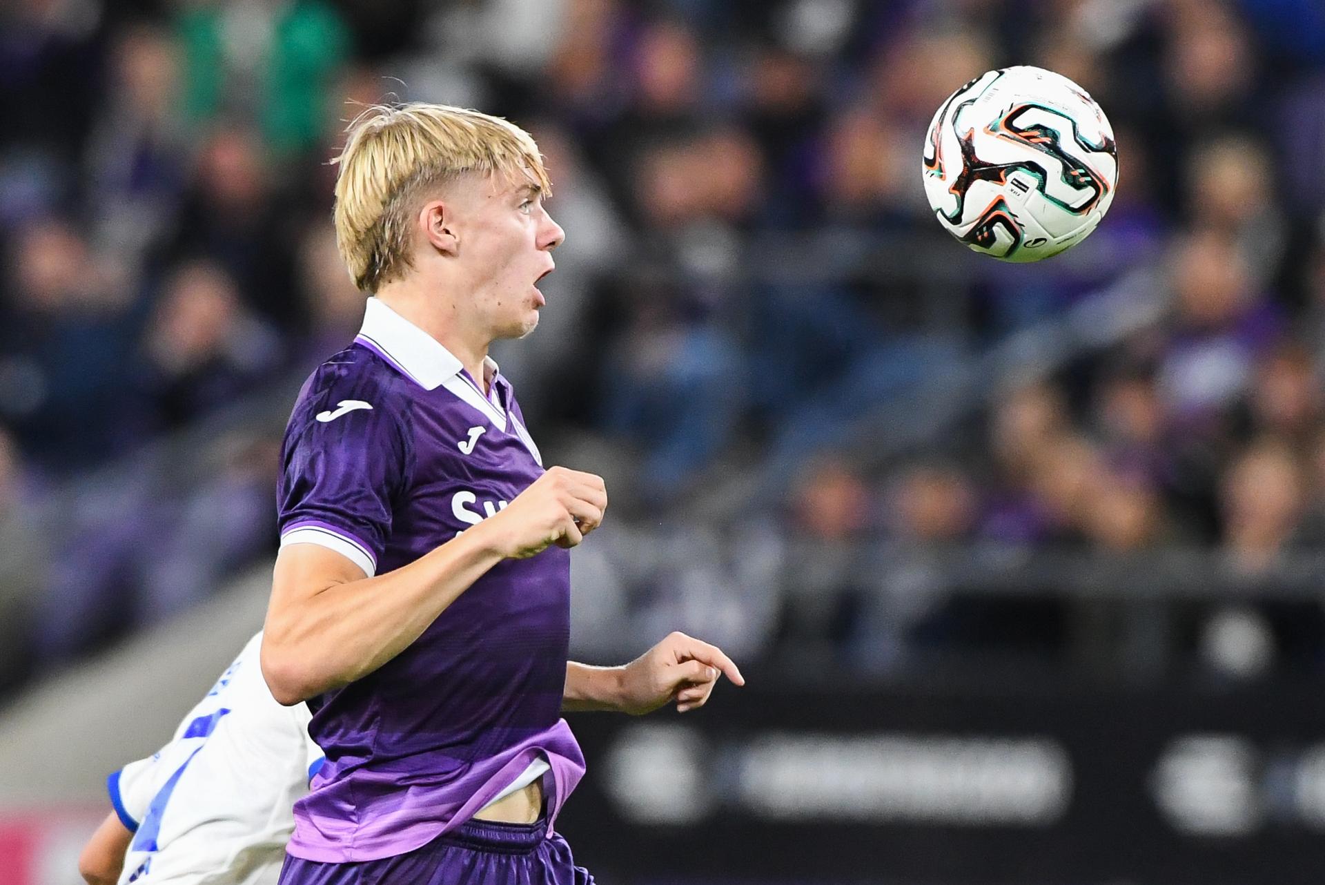 Anderlecht's Nathan De Cat pictured in action during a soccer match between RSC Anderlecht and KAA Gent, Tuesday 23 September 2025 in Anderlecht, a postponed game of day 5 of the 2025-2026 'Jupiler Pro League' first division of the Belgian championship. BELGA PHOTO JILL DELSAUX
