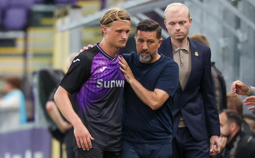Anderlecht's Kasper Dolberg Rasmussen and Anderlecht's head coach Besnik Hasi pictured during a soccer game between Belgian soccer team RSC Anderlecht and the swedisch soccer team BK Hacken, in Anderlecht, Thursday 24 July 2025, in the second qualifying round (1st leg) of the 2025-2026 UEFA Europa League. BELGA PHOTO VIRGINIE LEFOUR