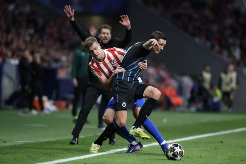 Atletico Madrid's Norwegian forward #09 Alexander Sorloth (L) vies for the ball with Club Brugge's Belgian midfielder #20 Hans Vanaken during the UEFA Champions League knockout round play-off second leg football match between Club Atletico de Madrid and Club Brugge KV at Metropolitano Stadium in Madrid on February 24, 2026.  Pierre-Philippe MARCOU / AFP