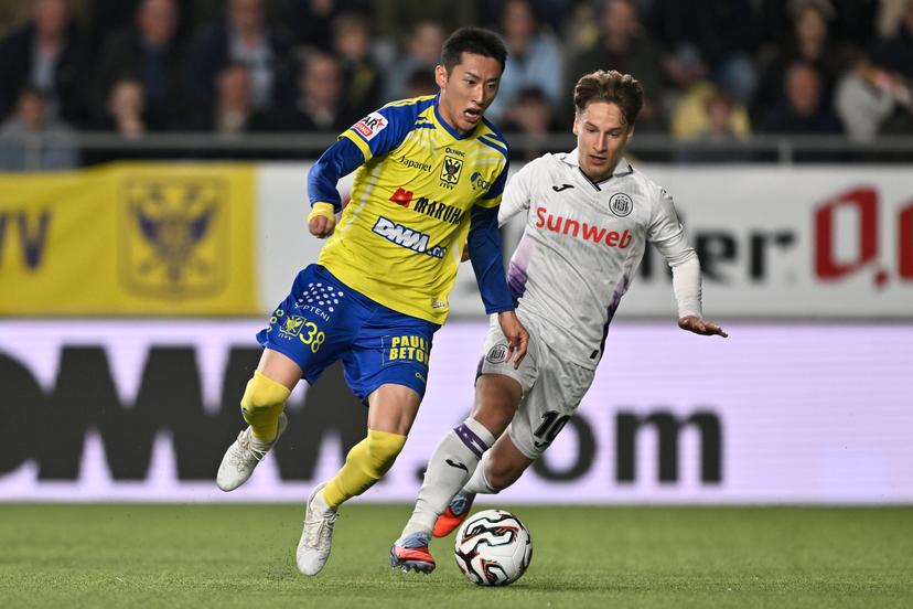 STVV's Kaito Matsuzawa and Anderlecht's Yari Verschaeren fight for the ball during a soccer match between Sint-Truidense V.V. and Royal Sporting Club Anderlecht, Sunday 19 October 2025 in Sint-Truiden, on day 11 of the 2025-2026 'Jupiler Pro League' first division of the Belgian championship. BELGA PHOTO JOHAN EYCKENS