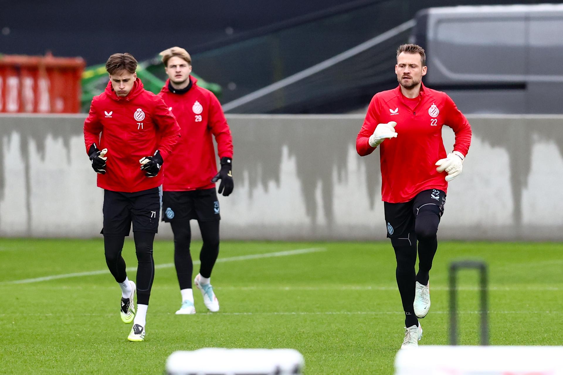 Club's Axl De Corte, Club's goalkeeper Nordin Jackers and Club's goalkeeper Simon Mignolet pictured during a training session of Belgian soccer team Club Brugge KV, on Tuesday 25 November 2025 in Brugge. The team is preparing for tomorrow's game against Portuguese Sporting CP, on day five of the League phase of the UEFA Champions League tournament. BELGA PHOTO BRUNO FAHY